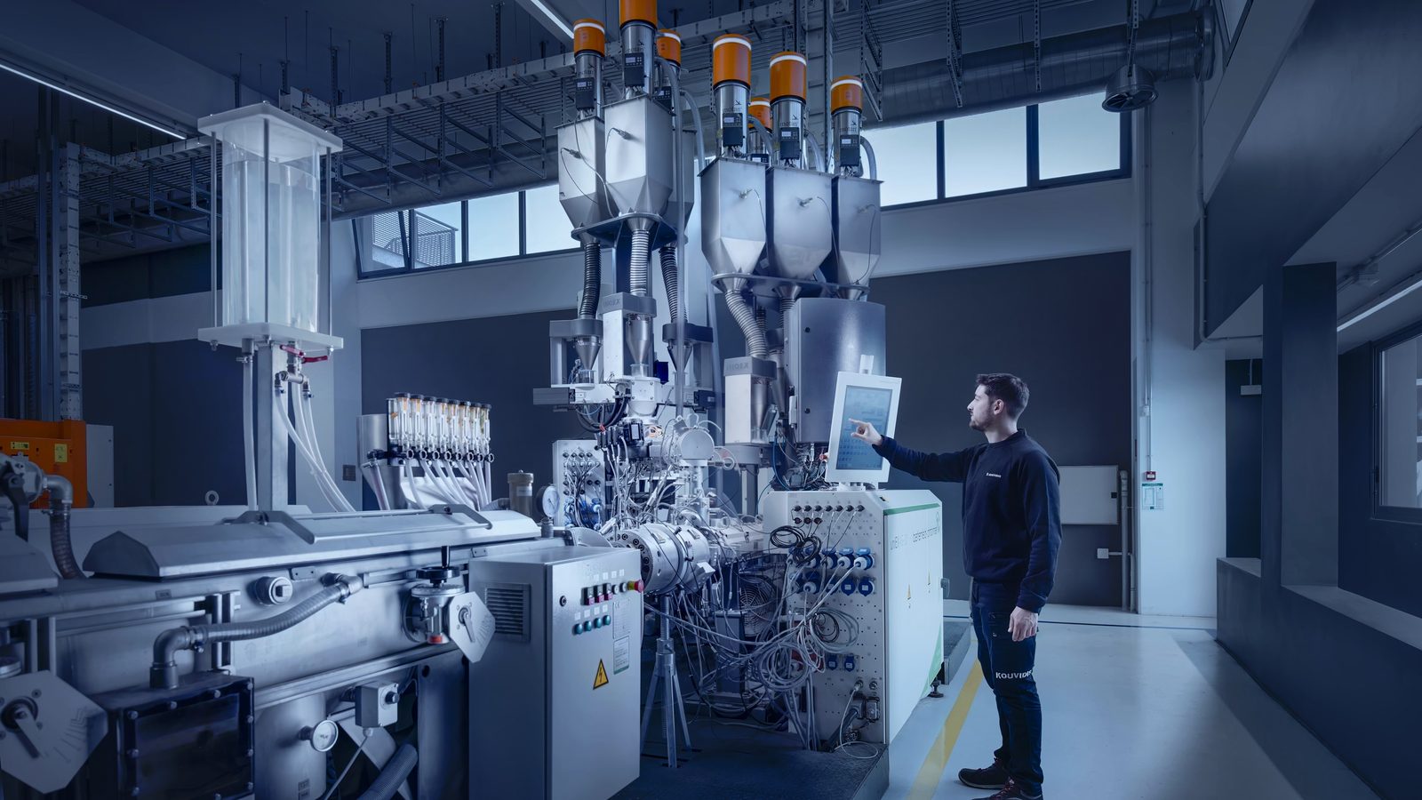 Operator Kouvidis la panoul de comandă al liniei de extrudare a tuburilor multistrat